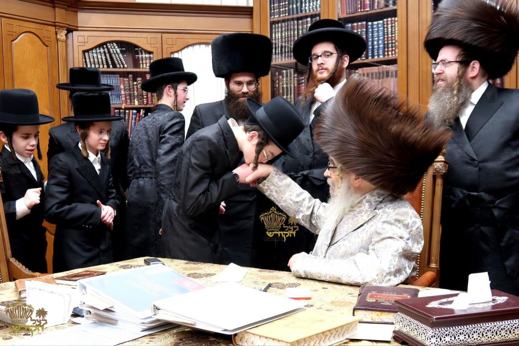 🌴בצל הקודש🌴
תלמידי ישיבה מבקשי השם פון ב''פ בקודש 