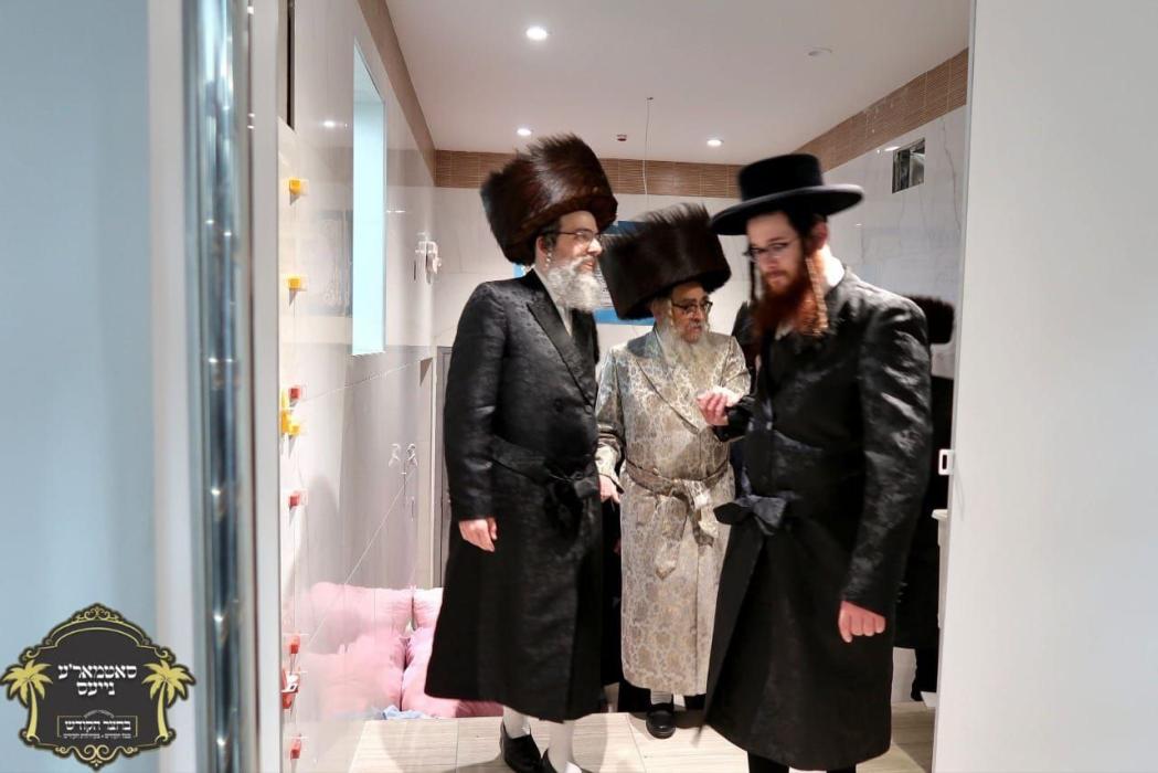 כ''ק רבינו הגה''ק שליט''א בײ קביעות מזוזה ומסיבת ל