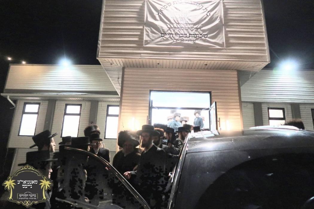 כ''ק רבינו הגה''ק שליט''א בײ קביעות מזוזה ומסיבת ל