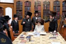 🌴בצל הקודש🌴
תלמידי ישיבה מבקשי השם פון ב''פ בקודש 