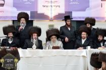 כ''ק רבינו הגה''ק שליט''א בײ קביעות מזוזה ומסיבת ל