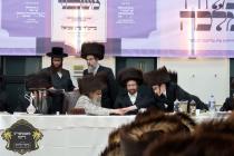 כ''ק רבינו הגה''ק שליט''א בײ קביעות מזוזה ומסיבת ל