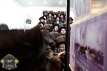 כ''ק רבינו הגה''ק שליט''א בײ קביעות מזוזה ומסיבת ל