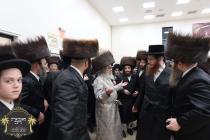 כ''ק רבינו הגה''ק שליט''א בײ קביעות מזוזה ומסיבת ל