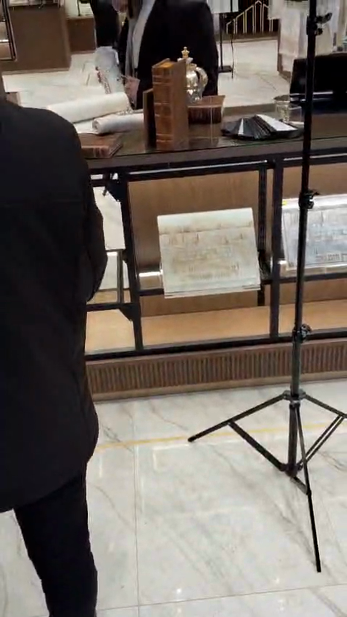 ס’איז שוין די לעצטע מינוט.

שענסטע מגילה האלטער קא