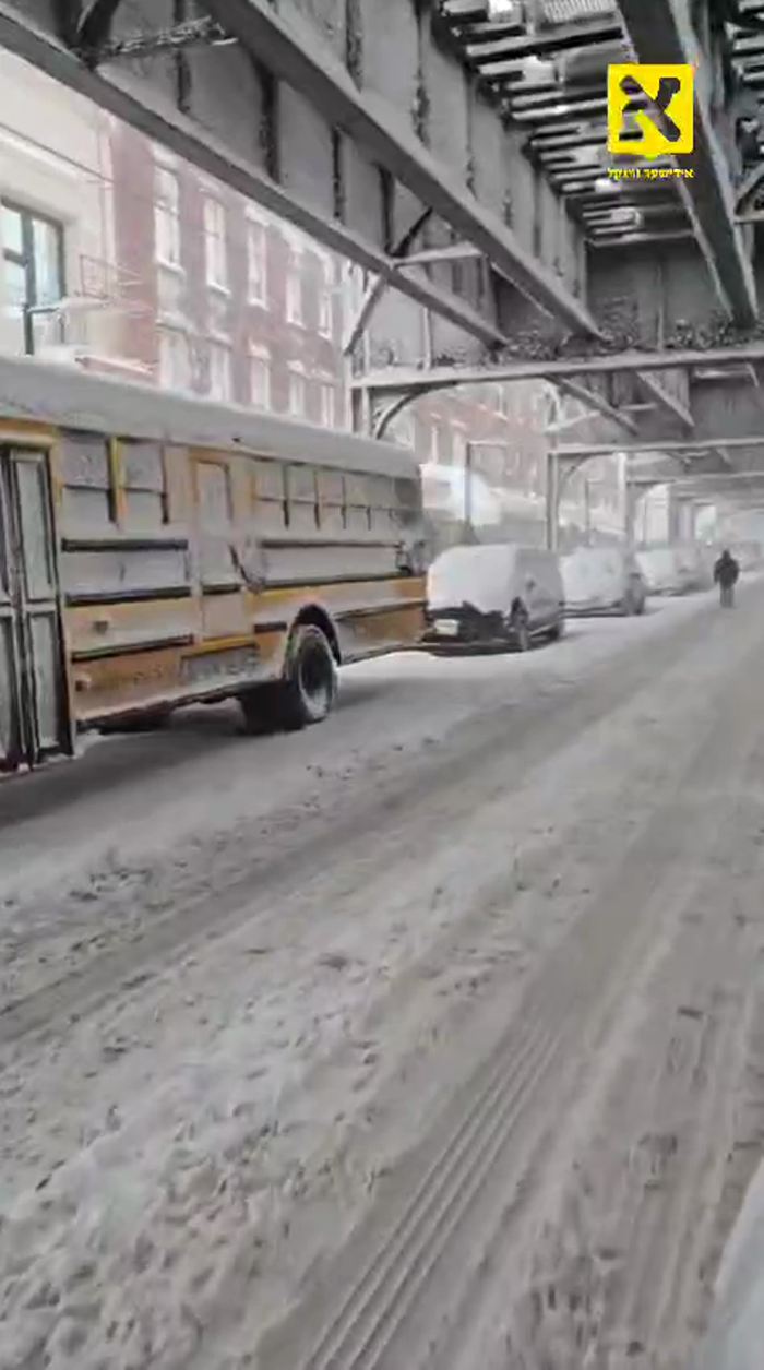 א שניי ווייסע ניו-יוטריקט, ליידיגע גאסן, א שטאט פא