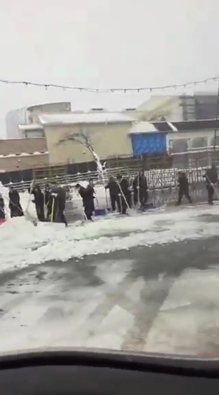 א מיליטער פון בחורים זענען העפטיג פארנומען שארן די