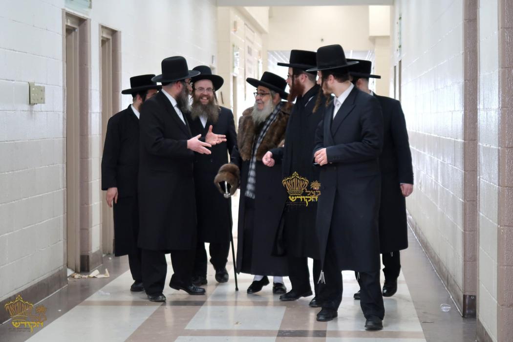 🌴בצל הקודש🌴 
רבינו שליט"א ביים זיך אומקוקן אויף די