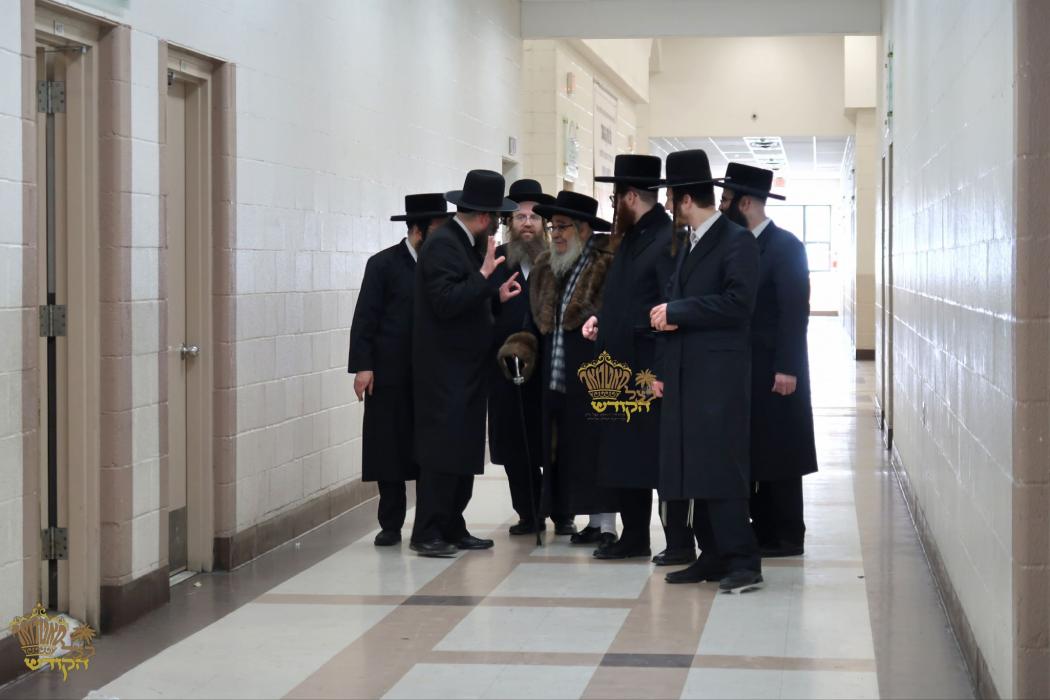 🌴בצל הקודש🌴 
רבינו שליט"א ביים זיך אומקוקן אויף די