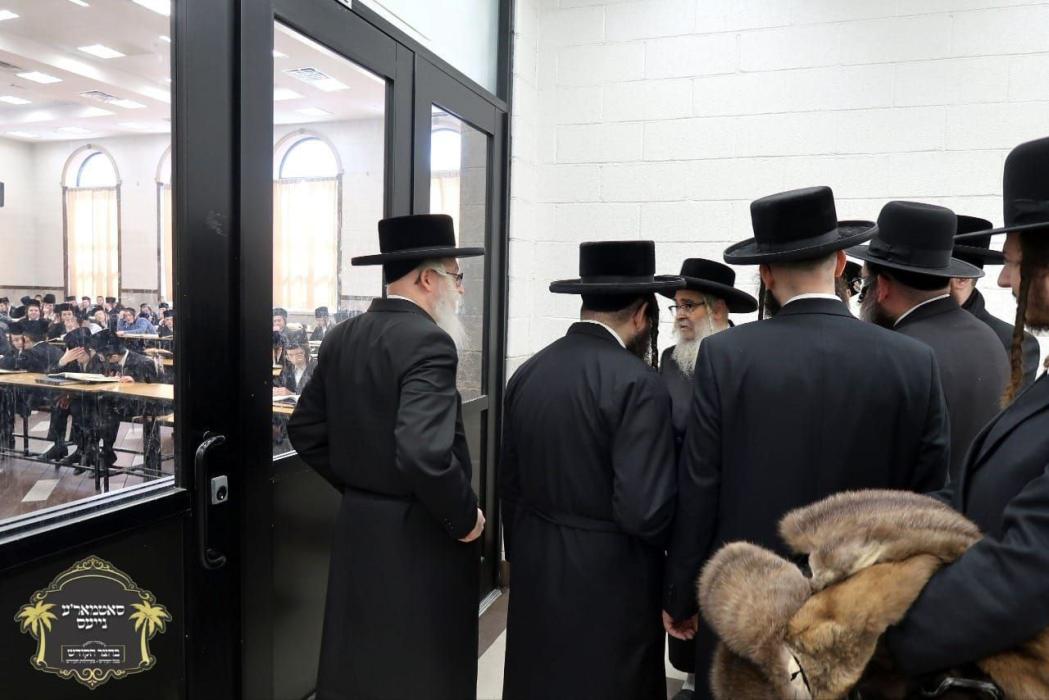 כ''ק רבינו הגה''ק שליט"א ביים זיך אומקוקן אויף די 