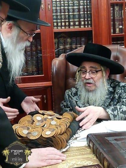 כ''ק רבינו הגה''ק שליט''א ביים בענטשן מטבעות פאר ת