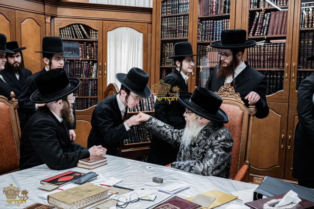 🌴בצל הקודש🌴
רבינו שליט"א ביים פארהערן די תלמידי יש