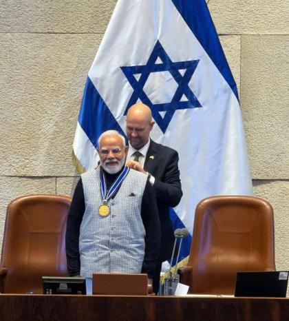 דער כנסת ספיקער אמיר אוחנה האט איבערגעגעבן פאר מוד