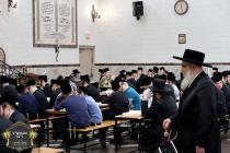 כ''ק רבינו הגה''ק שליט"א ביים זיך אומקוקן אויף די 