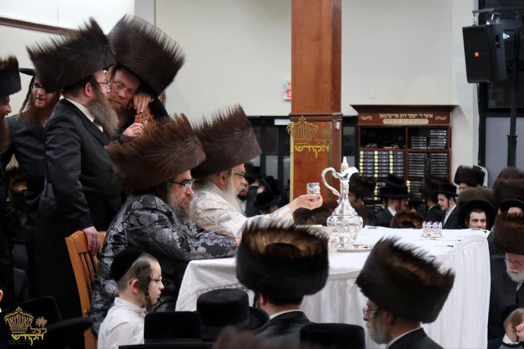 🌴בצל הקודש🌴 
רבינו שליט"א ביים שלחן הטהור לכבוד שו