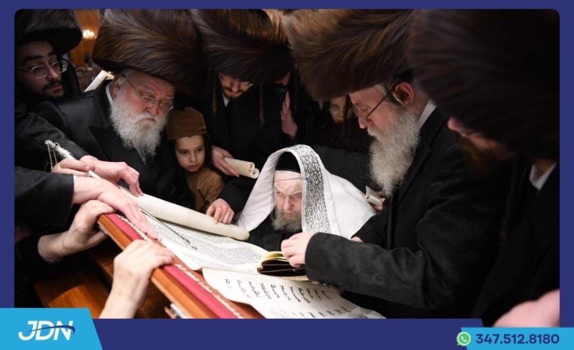 האדמו"ר מבעלזא ביי קריאת המגילה.