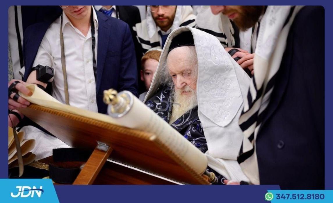 פוסק הדור מרא דארעא קדישא ביי קריאת המגילה.