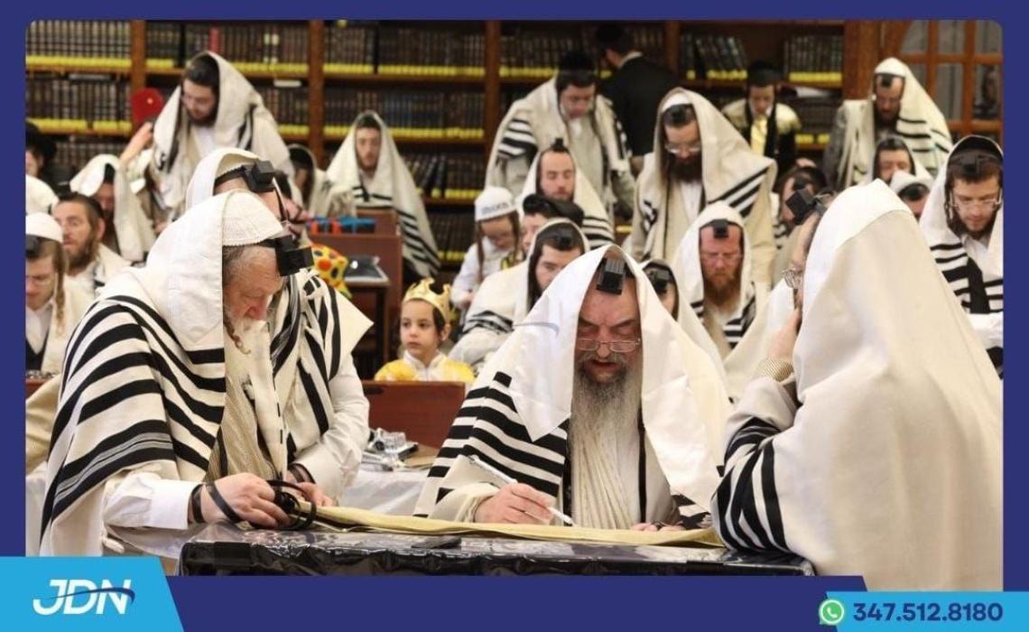 האדמו"ר מלעלוב ביי קריאת המגילה.