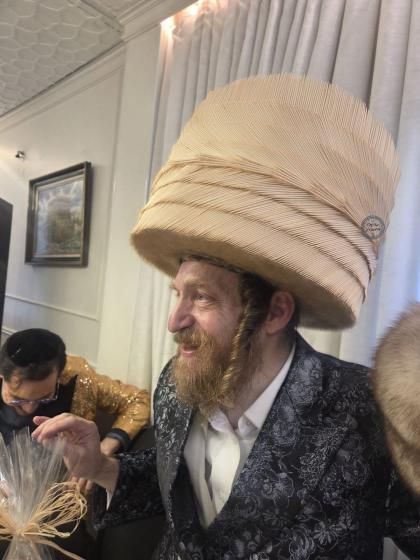 פורים שיריים: א גיגאנטישער שטריימל אהערגעשטעלט דור