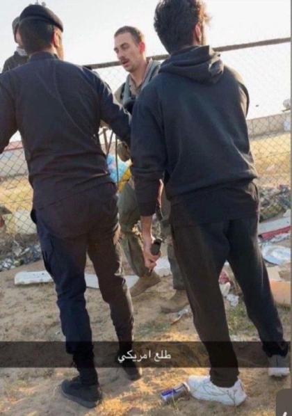 דער אמעריקאנער פילאט ווערט געזען נאכן פאלן מיט זיי