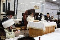 🌴בצל הקודש🌴 
רבינו שליט"א ביים עריכת שלחן הטהור בל