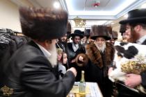 🌴בצל הקודש🌴 
רבינו שליט"א ביים איבערגעבן מתנות לאב