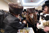 🌴בצל הקודש🌴 
רבינו שליט"א ביים איבערגעבן מתנות לאב