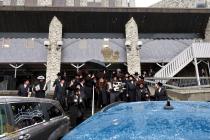 🌴בצל הקודש🌴 
רבינו שליט"א ביים איבערגעבן מתנות לאב