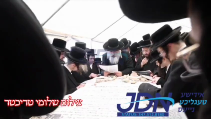 האדמו"ר מדושינסקיא ביים יארצייט פון אביו כ"ק אדמו"