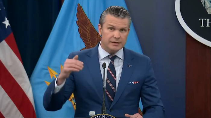 דער אמעריקאנער סעקרעטערי אוו וואר פּיעט העגסעט זאגט