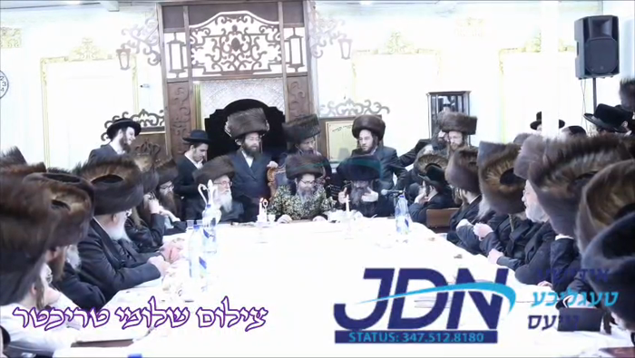 האדמו"ר מסקולען ירושלים ביים יארצייט טיש פון אביו 