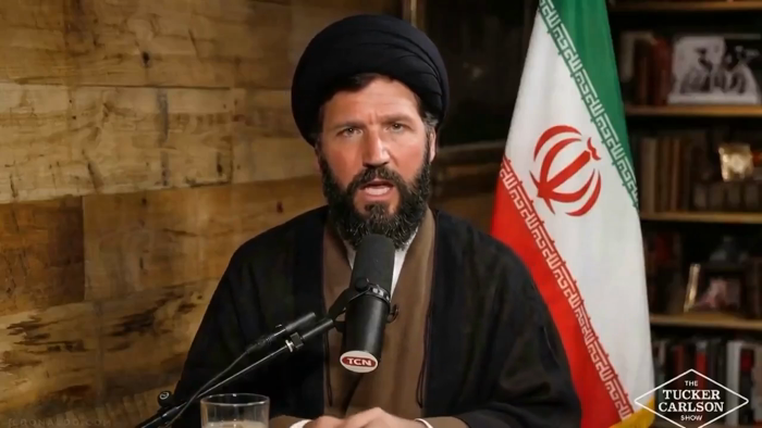 טאקער קארלסאן טענה'ט אז די סי-איי-עי האט געליינט ז