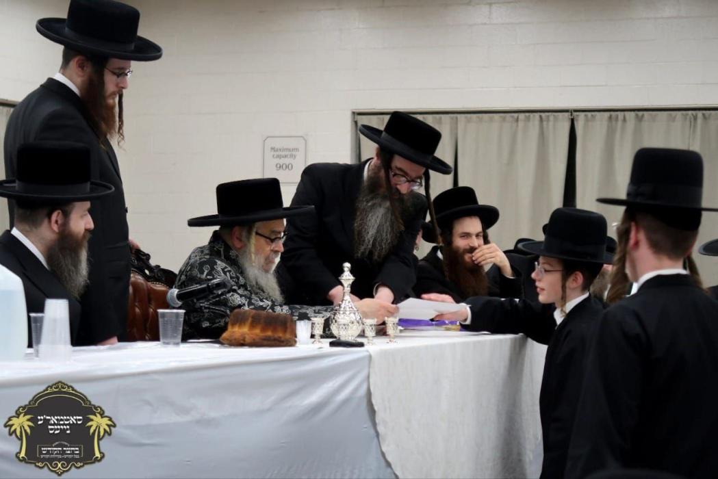 כ''ק רבינו הגה''ק שליט"א ביים מסיבת לחיים לרגל די 