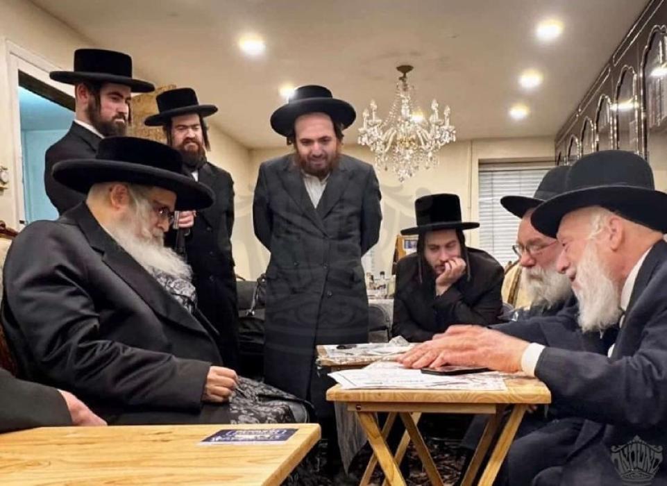 כ"ק מרן אדמו"ר שליט"א ביי ניחום אבלים אצל משפחת שו