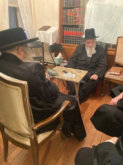 כ"ק מרן אדמו"ר שליט"א איז מנחם אבל ביי העסקן הדגול