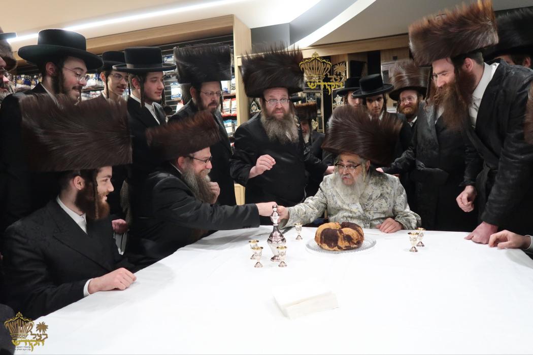 🌴בצל הקודש🌴 
רבינו שליט"א ביי קביעות מזוזה ומסיבת 