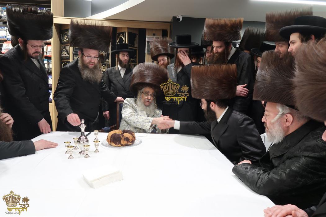 🌴בצל הקודש🌴 
רבינו שליט"א ביי קביעות מזוזה ומסיבת 