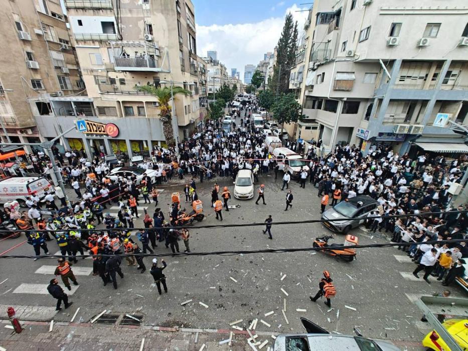 די סצענע אין בני ברק מיט מאסן פארזאמלט, נייגעריג א