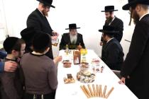 כ״ק מרן רבינו שליט"א ביים קלאפן מזוזה אין די נייע 