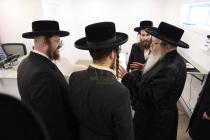 כ״ק מרן רבינו שליט"א ביים קלאפן מזוזה אין די נייע 