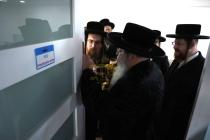 כ״ק מרן רבינו שליט"א ביים קלאפן מזוזה אין די נייע 