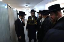 כ״ק מרן רבינו שליט"א ביים קלאפן מזוזה אין די נייע 