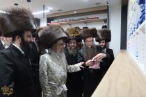 🌴בצל הקודש🌴 
רבינו שליט"א ביי קביעות מזוזה ומסיבת 