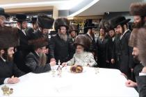 🌴בצל הקודש🌴 
רבינו שליט"א ביי קביעות מזוזה ומסיבת 