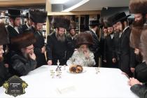 כ''ק רבינו הגה''ק שליט"א ביי קביעות מזוזה ומסיבת ל