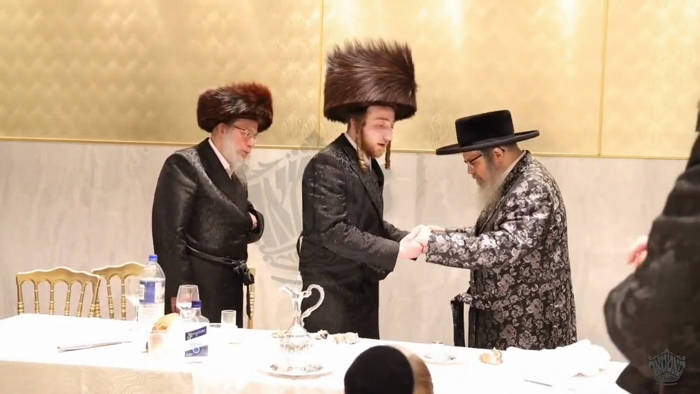 כ"ק מרן אדמו"ר שליט"א ביים שבע ברכות פון החתן כמר 