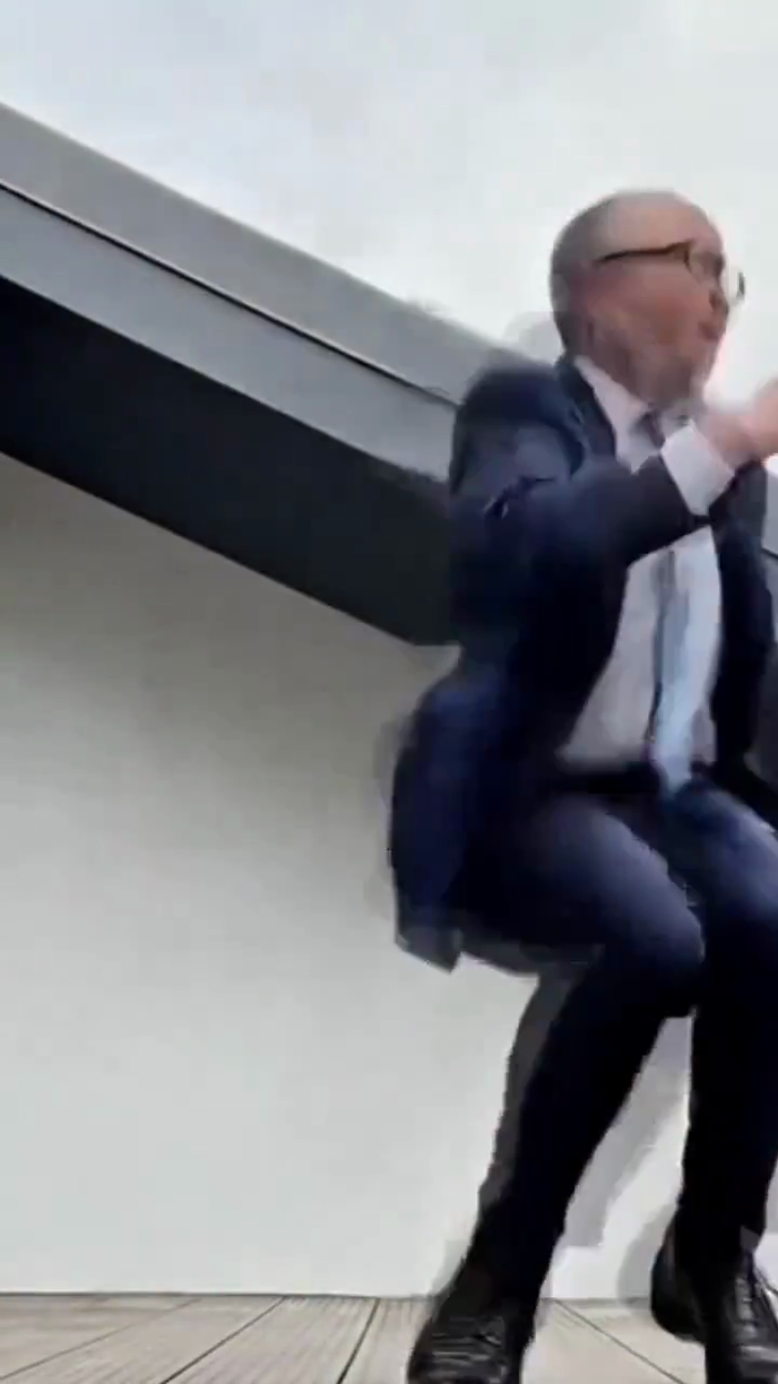 דער דייטשער קאנצלער, פרידריך מערץ איז געוויזן געוו