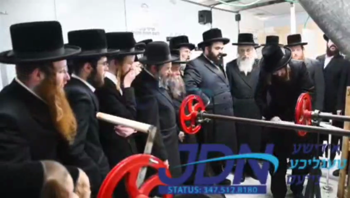 האדמו"ר מסאדיגורה ביי טחינת חיטים.