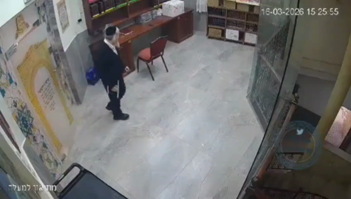 ניסים: א שאנק מיט ספרים איז אראפגעפאלן אויף הרב נס