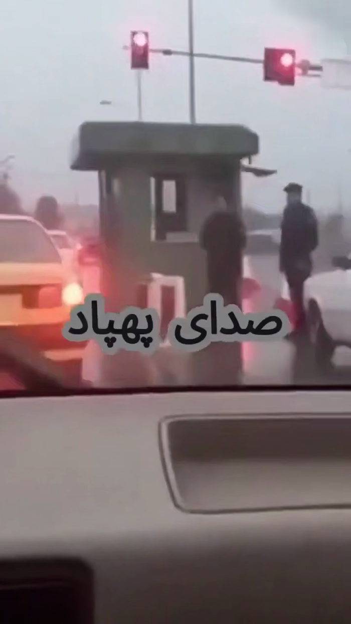 אן איראנער בירגער צינדט אן א רעקארדירונג פון א דרא